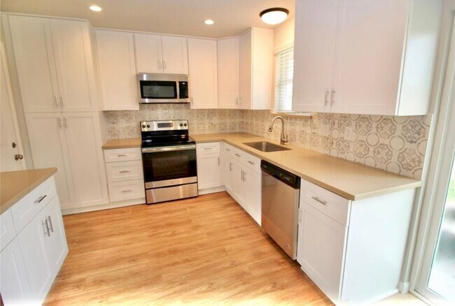 Primary Photo - 407 Stadium Ln