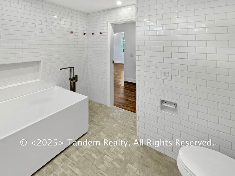 Building Photo - 633 Lane Dr