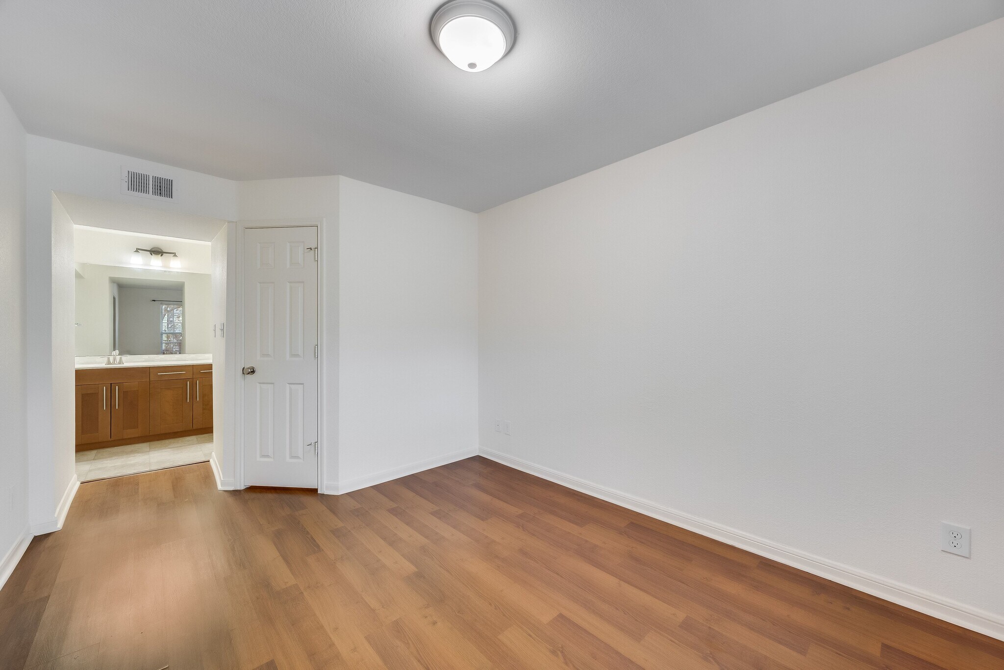 Building Photo - 7685 Northcross Dr