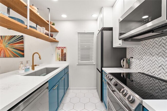 Building Photo - 2450 Ashdale Dr