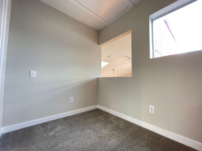 Building Photo - Dallas 3 story Loft