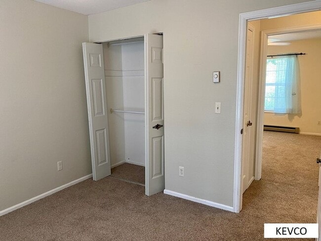 Building Photo - Light & Bright End Unit Townhouse!