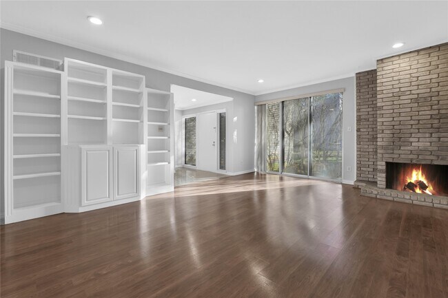 Building Photo - 2113 Lake Village Dr