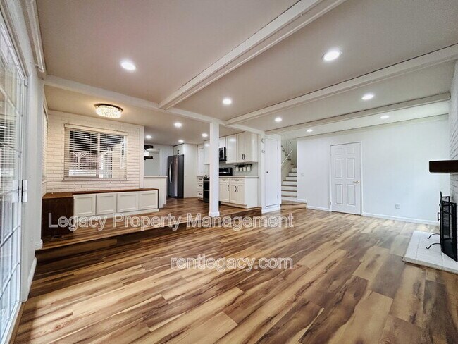 Building Photo - 493 Dahlia St