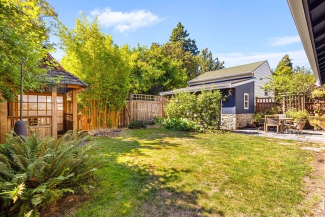 Building Photo - Charming Ravenna home with 5 bedrooms, 4 b...