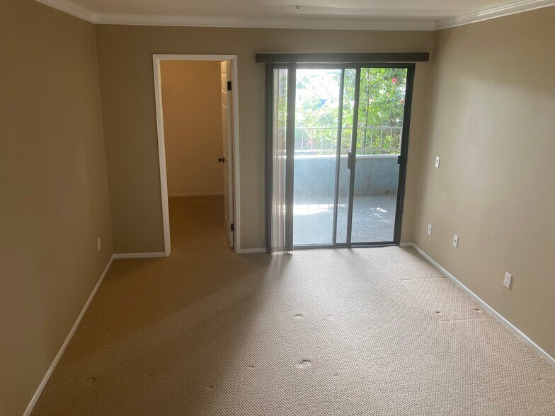 Building Photo - 550 Orange Ave