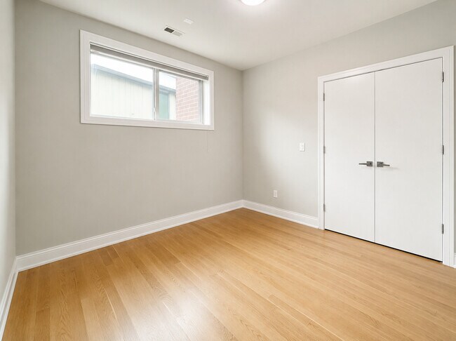 Building Photo - 1008 N Larrabee St