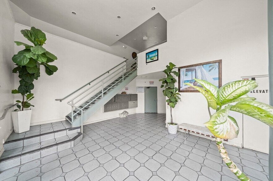 Building Photo - Center View