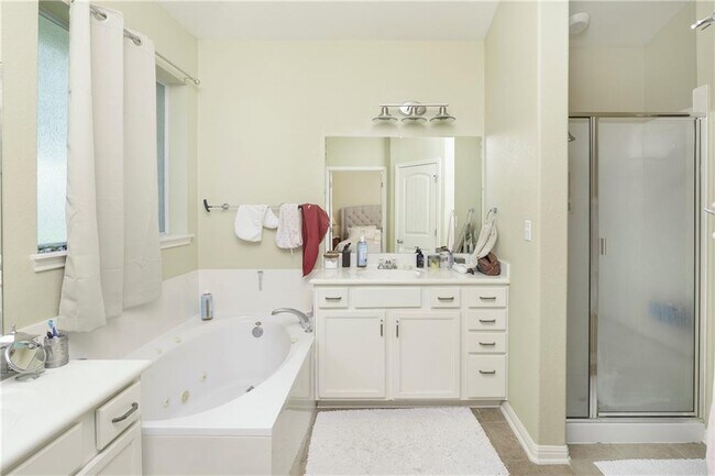 Building Photo - 1601 Greenside Dr