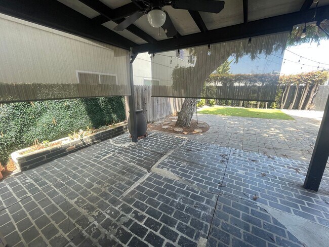 Building Photo - Beautiful 2 Bedroom Home with Large Yard