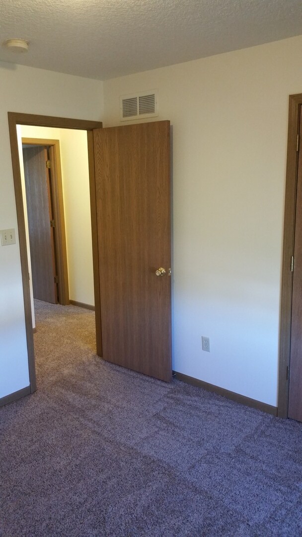 Building Photo - Great 3 Bedroom House Near Lake Shawnee