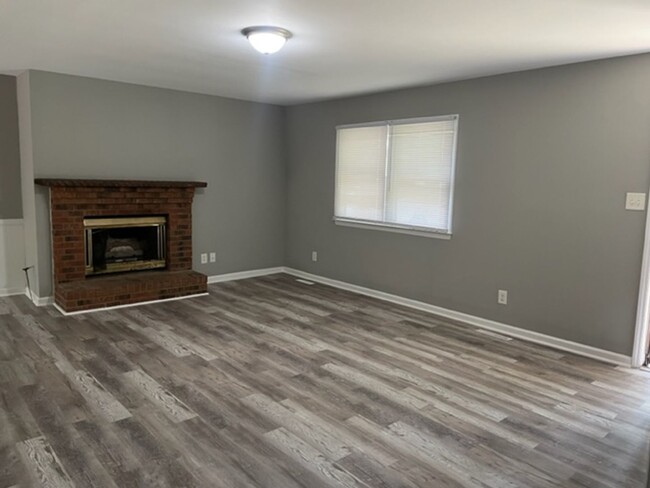 Building Photo - 3 bed, 2 full bath home located in Ashebor...