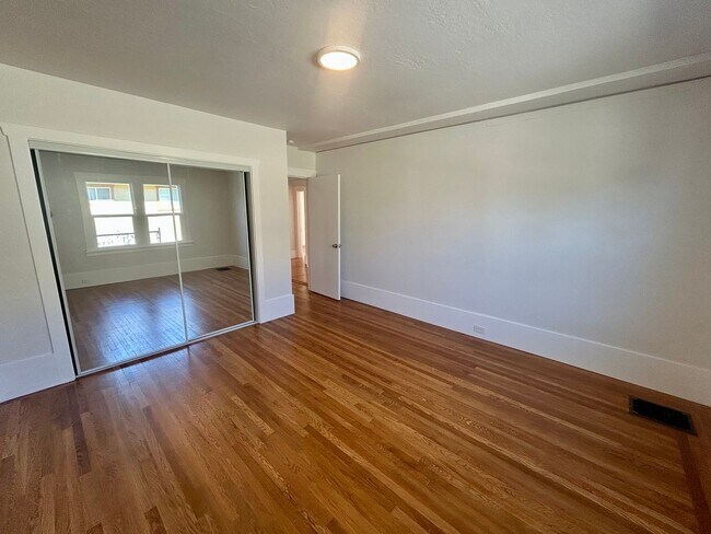 Building Photo - 710 Grove Way