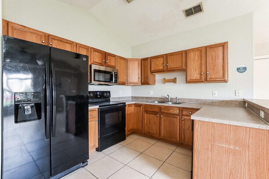 Building Photo - 2728 Regency Oak Ln