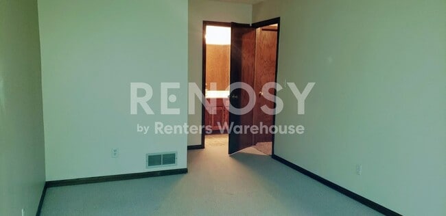 Building Photo - Available July 6th 2 Bedroom 2 Bath Townhome in Woodbury