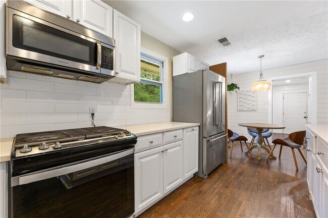 Building Photo - 551 Lyle Dr SE