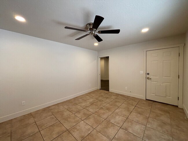 Building Photo - SPACIOUS 2 BEDROOM TOWNHOME FOR RENT!