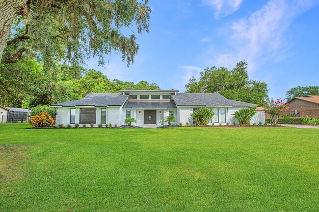 Building Photo - Beautifully Updated 3/2 Pool Home with Large Backyard in Lake Ajay (Gated Community)