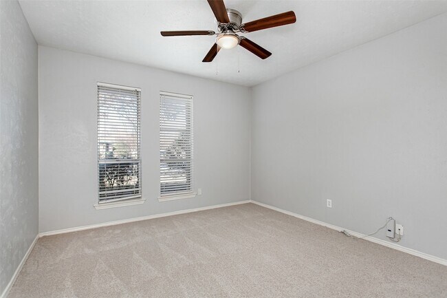 Building Photo - 2732 Parkhaven Dr