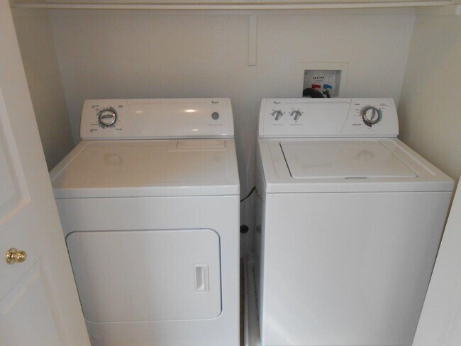 Building Photo - Spacious 2 Bedroom Home near Cactus and Ma...