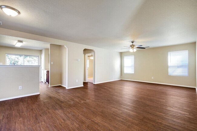 Building Photo - Move-In Ready Home with New Flooring and A...