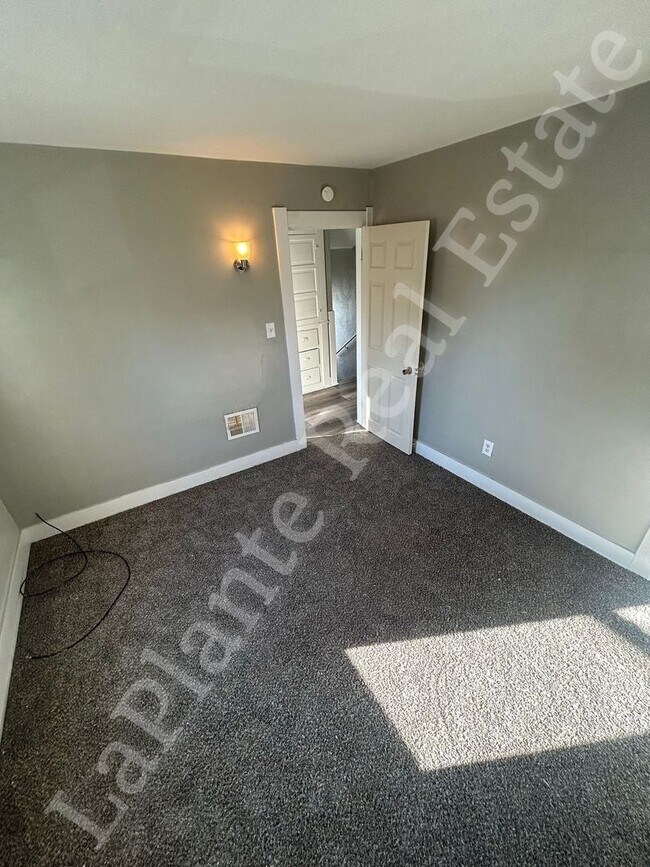 Building Photo - Charming 3-Bed Home with Porch & Parking –...