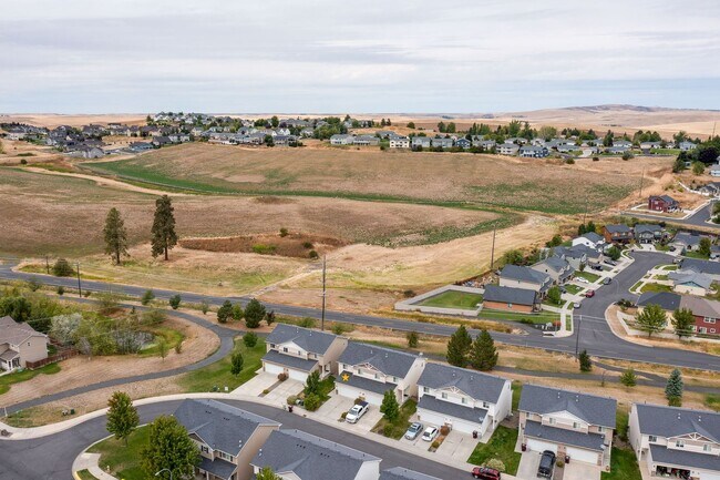 Building Photo - Charming Pullman Retreat with Space to Live and Entertain