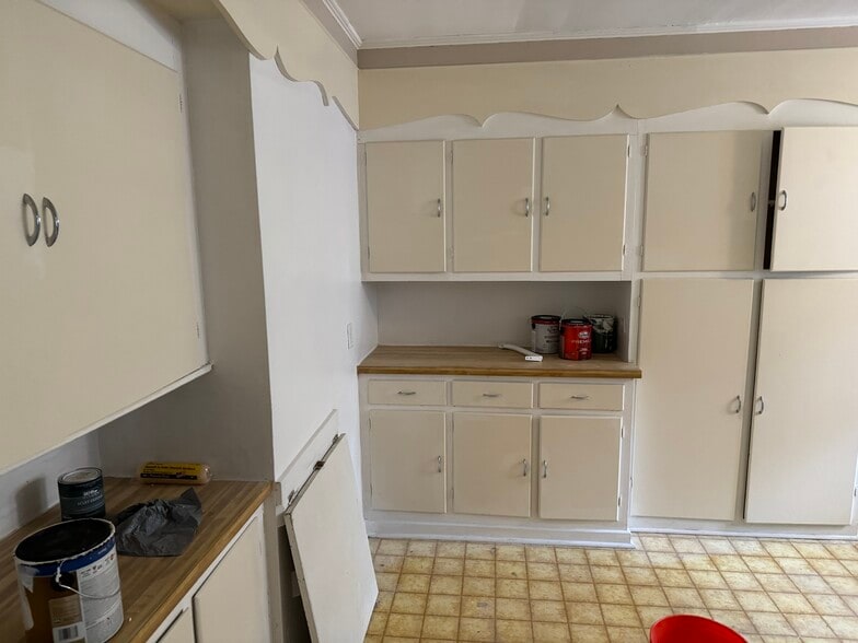 Kitchen - 2418 Robinwood Ave