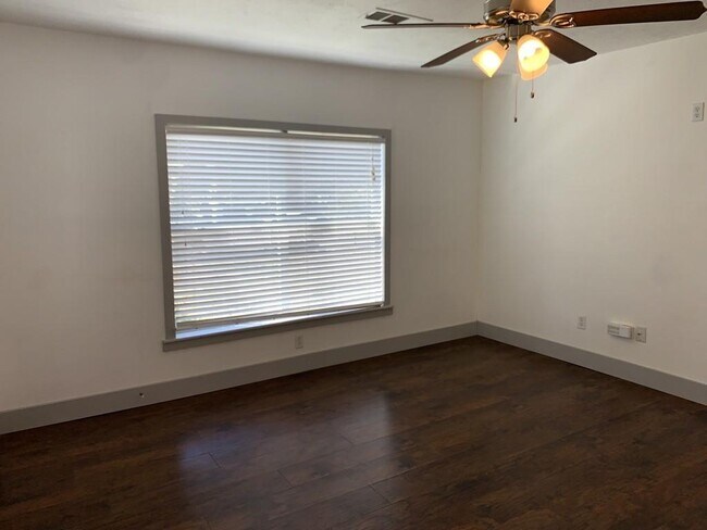 Building Photo - 722 S Winnetka Ave