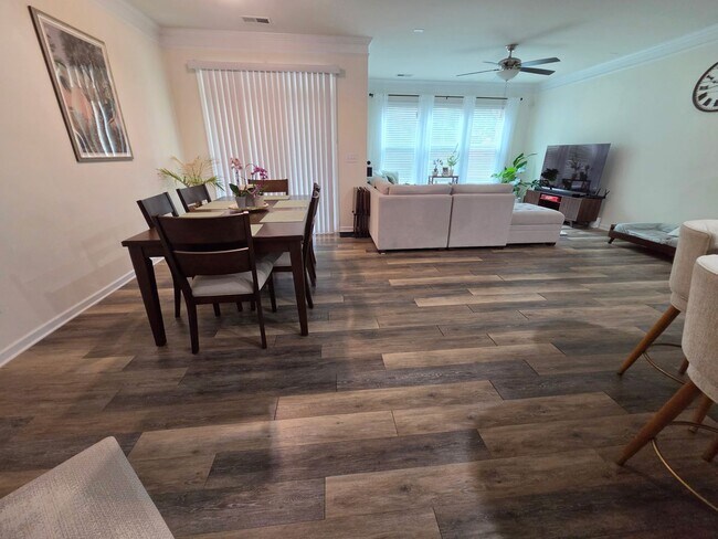 Building Photo - Well Maintained Large townhome in Steele Creek