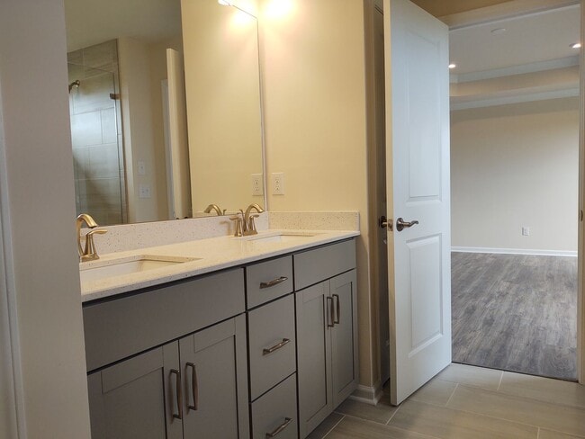Building Photo - Enchanting Townhome located in the Pringle...