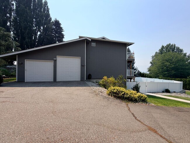 Building Photo - Executive 5 bed/4 bath home, POOL with pool service, decks with VIEWS, two kitchen/living room ar...