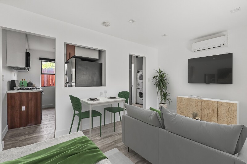 Building Photo - 2814 Sichel St