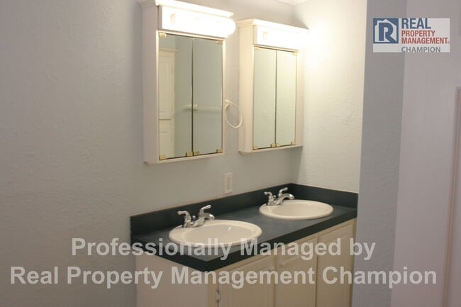 Building Photo - Charming Home in Quiet Neighborhood Near Monkey Junction