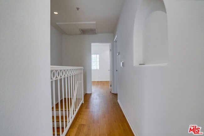 Building Photo - 852 N Poinsettia Pl