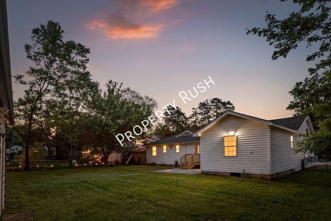 Building Photo - 3404 Frawley St