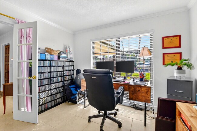 Building Photo - 435 Pine Villa Dr