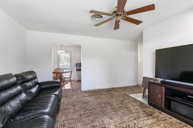 Building Photo - 812 Coolidge St