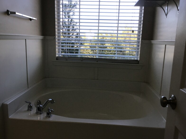 Building Photo - 195 Oakesdale Dr