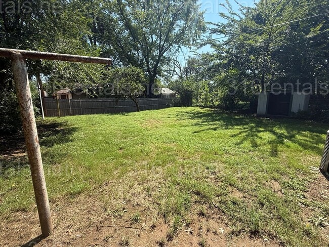 Building Photo - $999 - 2 bedroom / 1 bathroom - Single Fam...