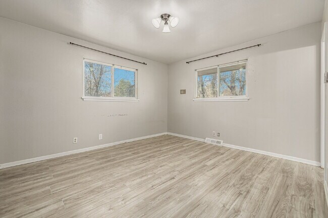 Building Photo - Great 3 Bed 3 Bath Hilltop Home for rent.