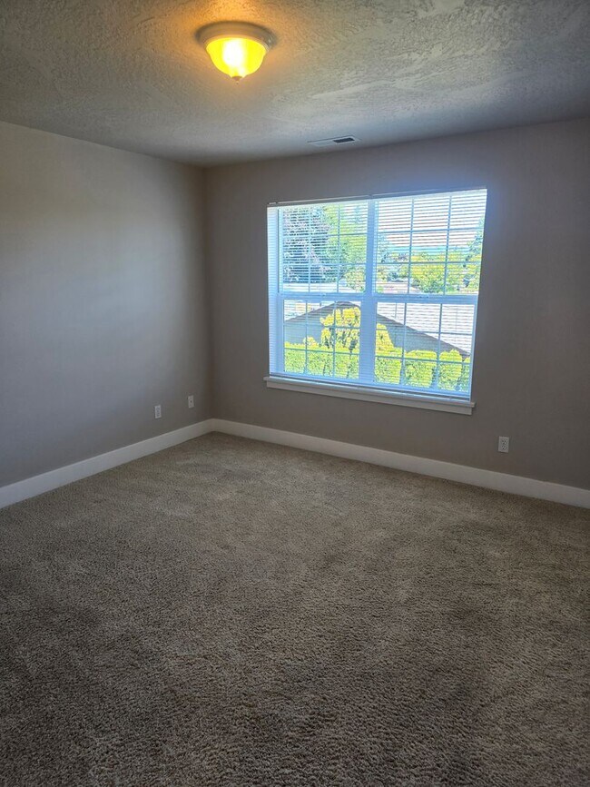 Building Photo - Beautiful 3 Bedroom Off Gilham