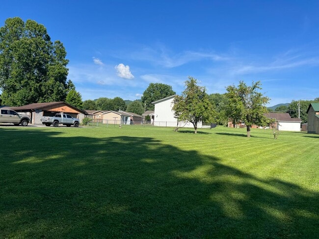 Building Photo - 2 bedroom, 1.5full bath House for rent on ...