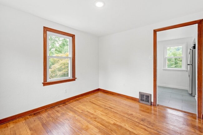 Building Photo - AVAILABLE SEPT 1st!! Check out this BEAUTIFUL & UPDATED home in Penn Hills!