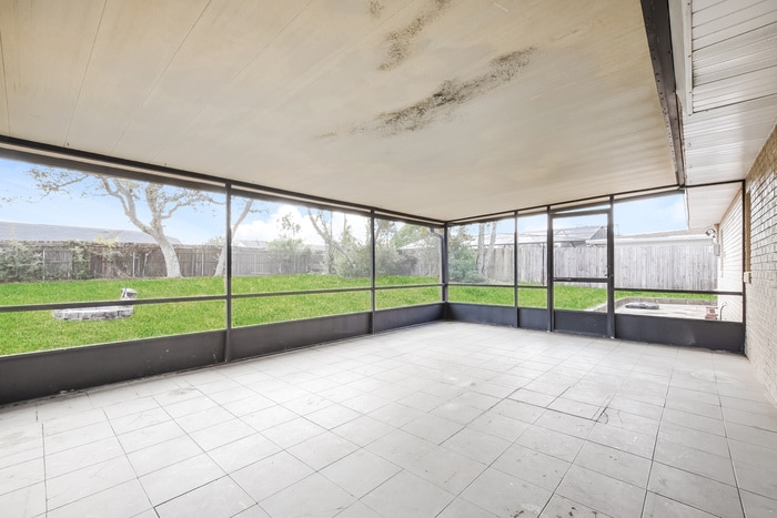 Building Photo - 1025 Ireland Dr