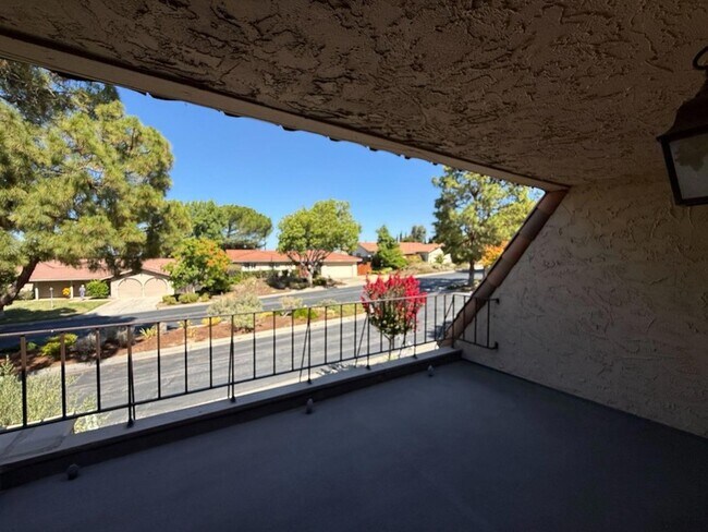 Building Photo - 285 Casitas Bulevar