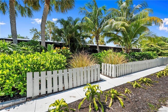 Building Photo - 2563 NE Palm Ave