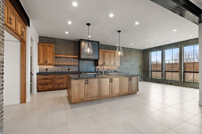 Building Photo - 98 S Carbon Rivet Ave