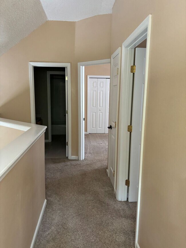 Building Photo - Charming 3/2 Home with Pet-Friendly Yard &...