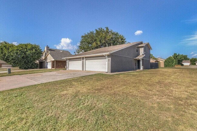 Building Photo - Beautiful 2BD/2.5 BTH Home Right off of NW Expressway and Shopping Areas